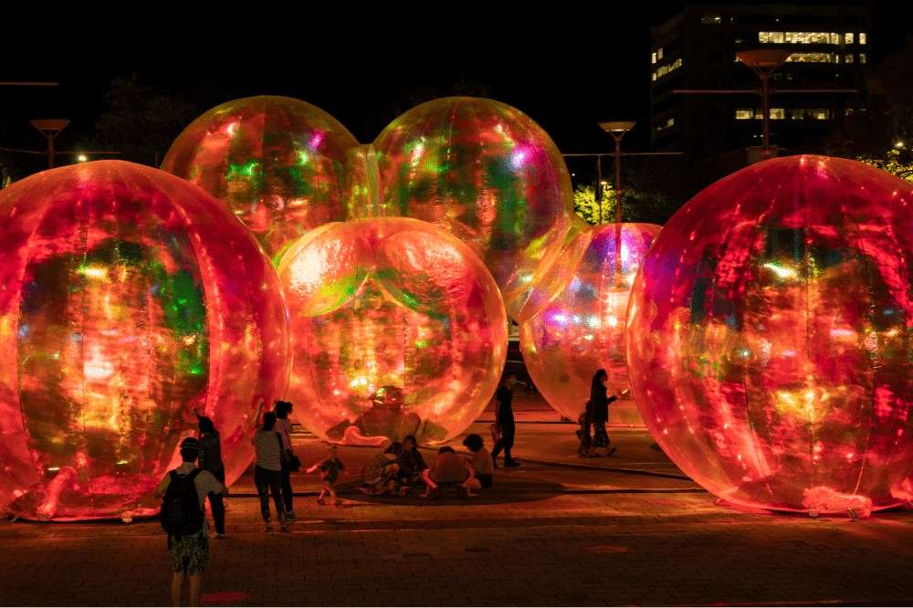 Evanescent, large light up spheres